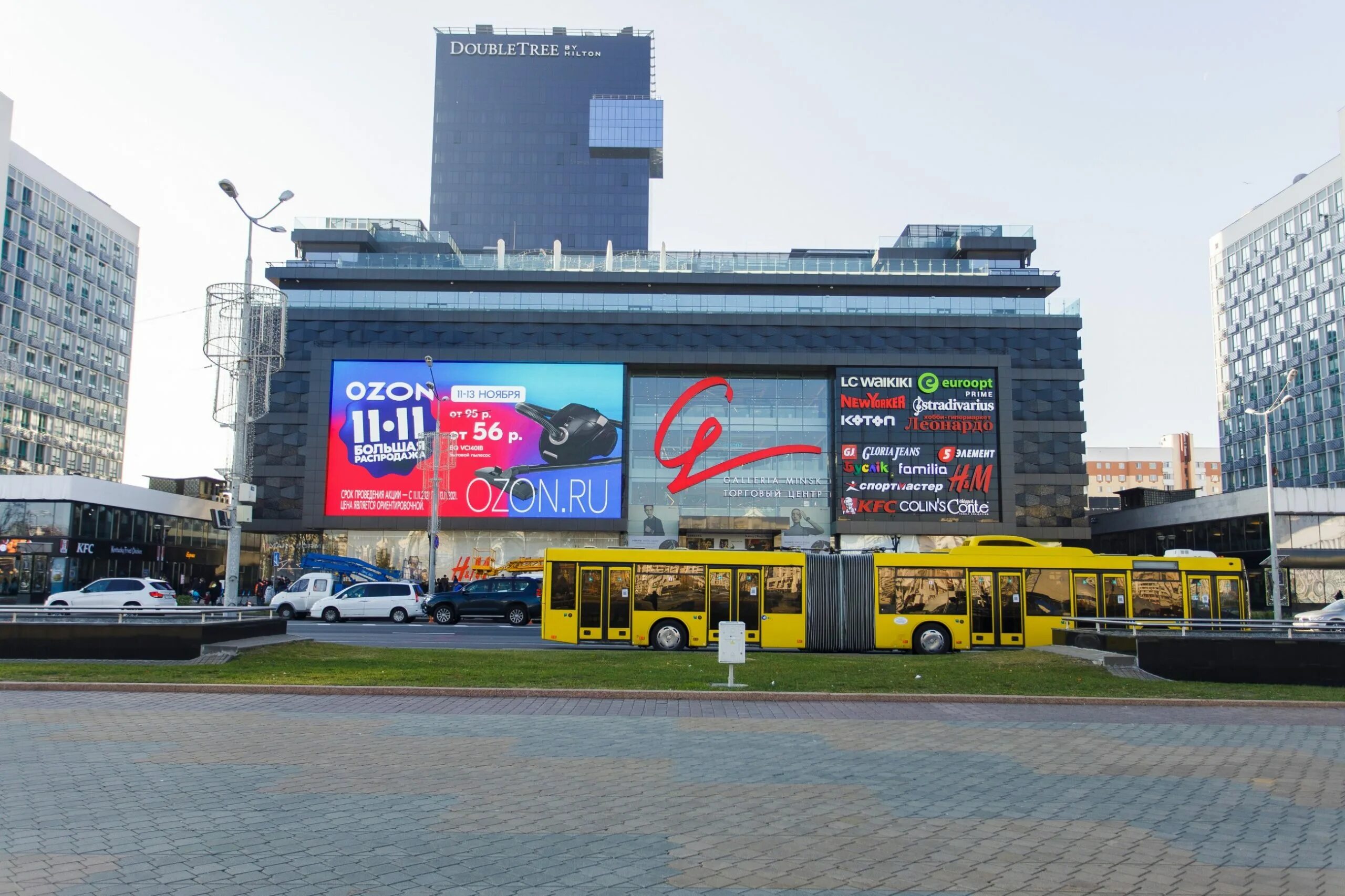 Galleria minsk проспект победителей 9 фото Экран на ТЦ "Галерея" г.Минск - Реклама на светодиодных экранах.