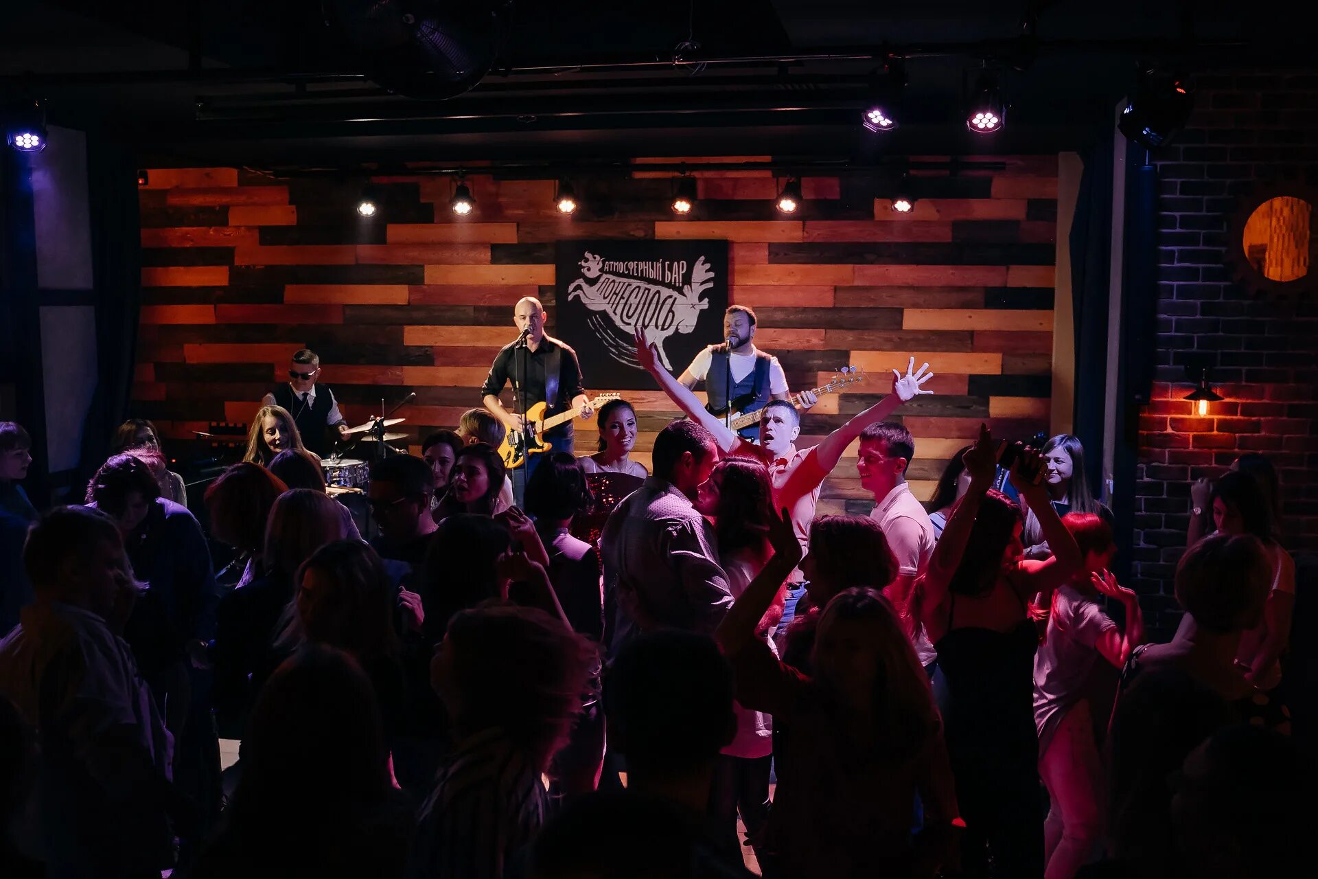 Garry bar плехановская ул 9 воронеж фото Фотоотчет с вечеринки Кавер бэнд Cover Brothers / DJ Starkoff / DJ Gappa Понесло