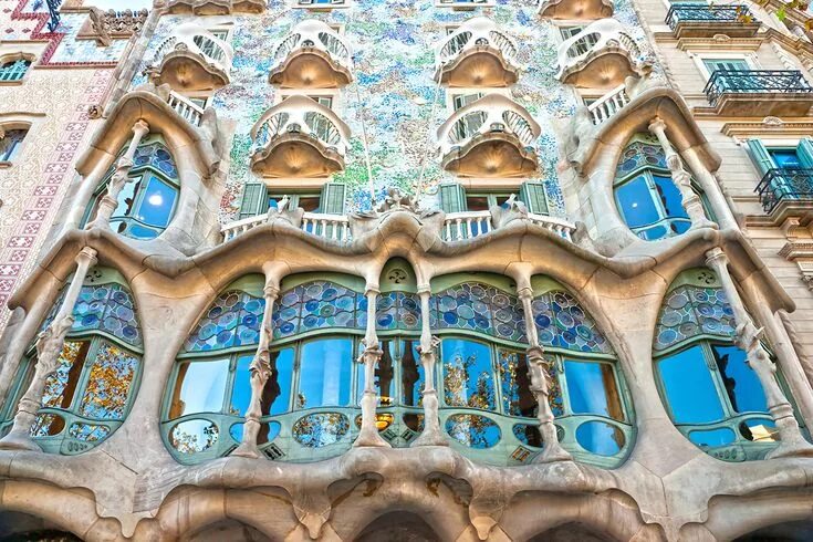 Gaudi ул мира 6а фото В 1877 году состоятельный текстильный фабрикант Жозеп Бальо-и-Касановас поручил 