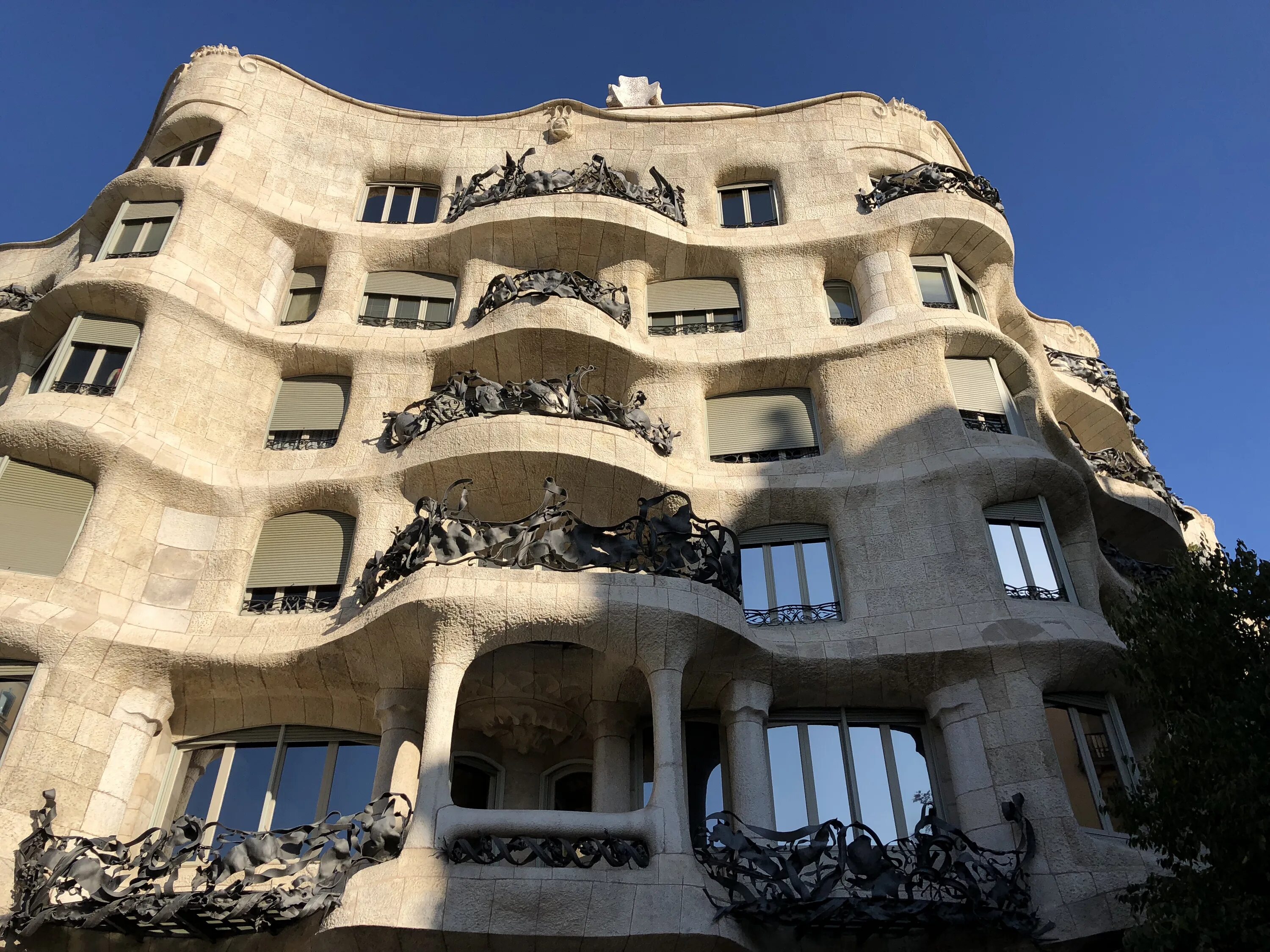 Gaudi ул мира 6а фото Дом Гауди (87 фото)