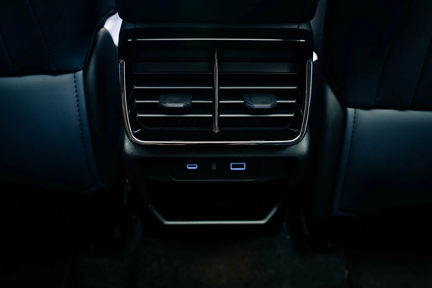 Geely atlas 2024 подключение телефона Машины Geely теперь другие - это и хорошо, и плохо. Обзор Atlas 2024