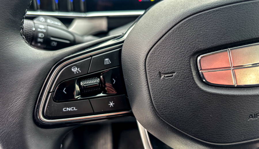 Geely atlas 2024 подключение телефона Тест Джили Атлас 2024 года: космический дизайн и образцовые повадки