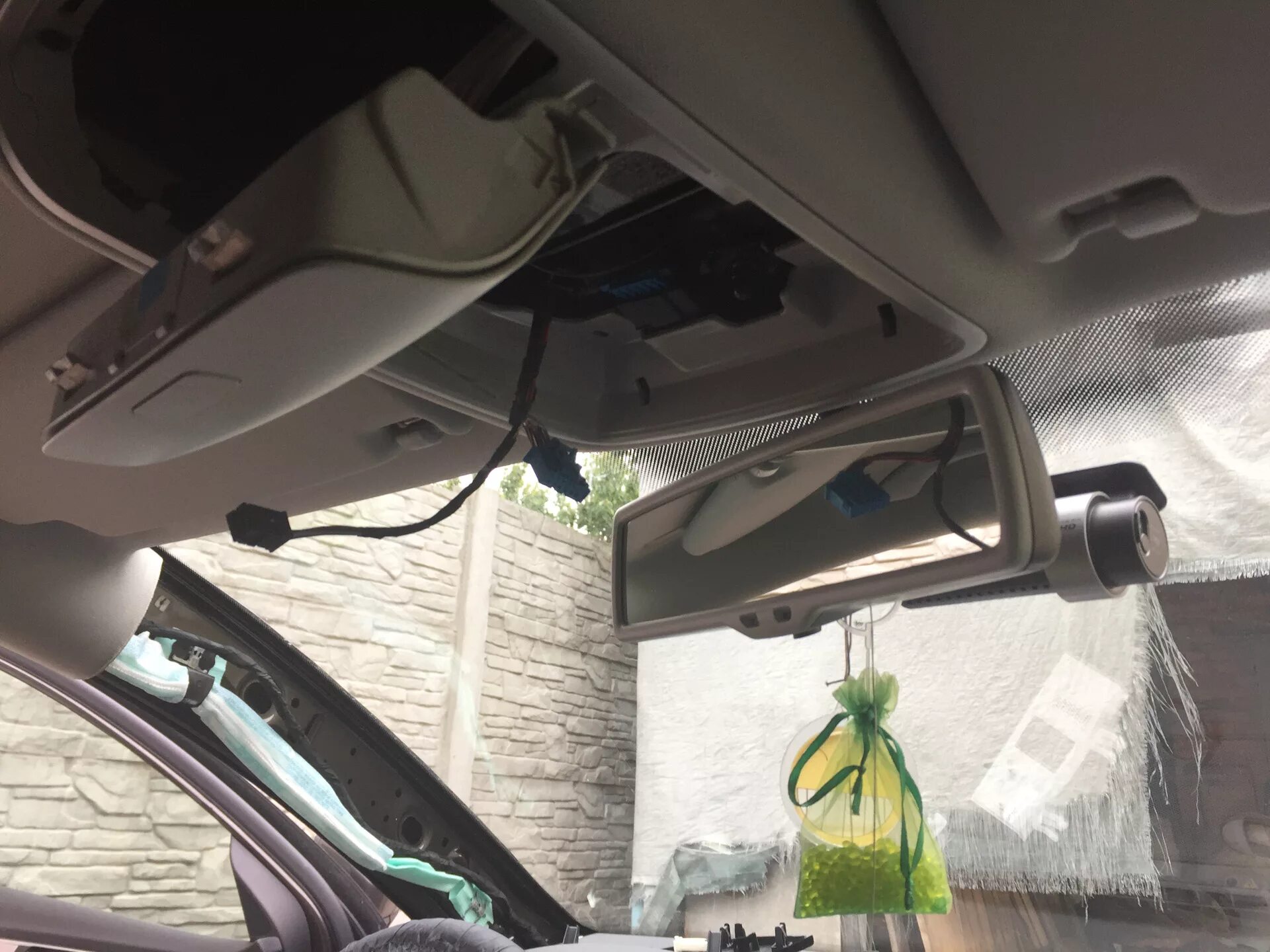 Geely atlas 2024 подключение видеорегистратора Установка видеорегистратора BlackVue - Volkswagen Passat B7, 2 л, 2014 года аксе