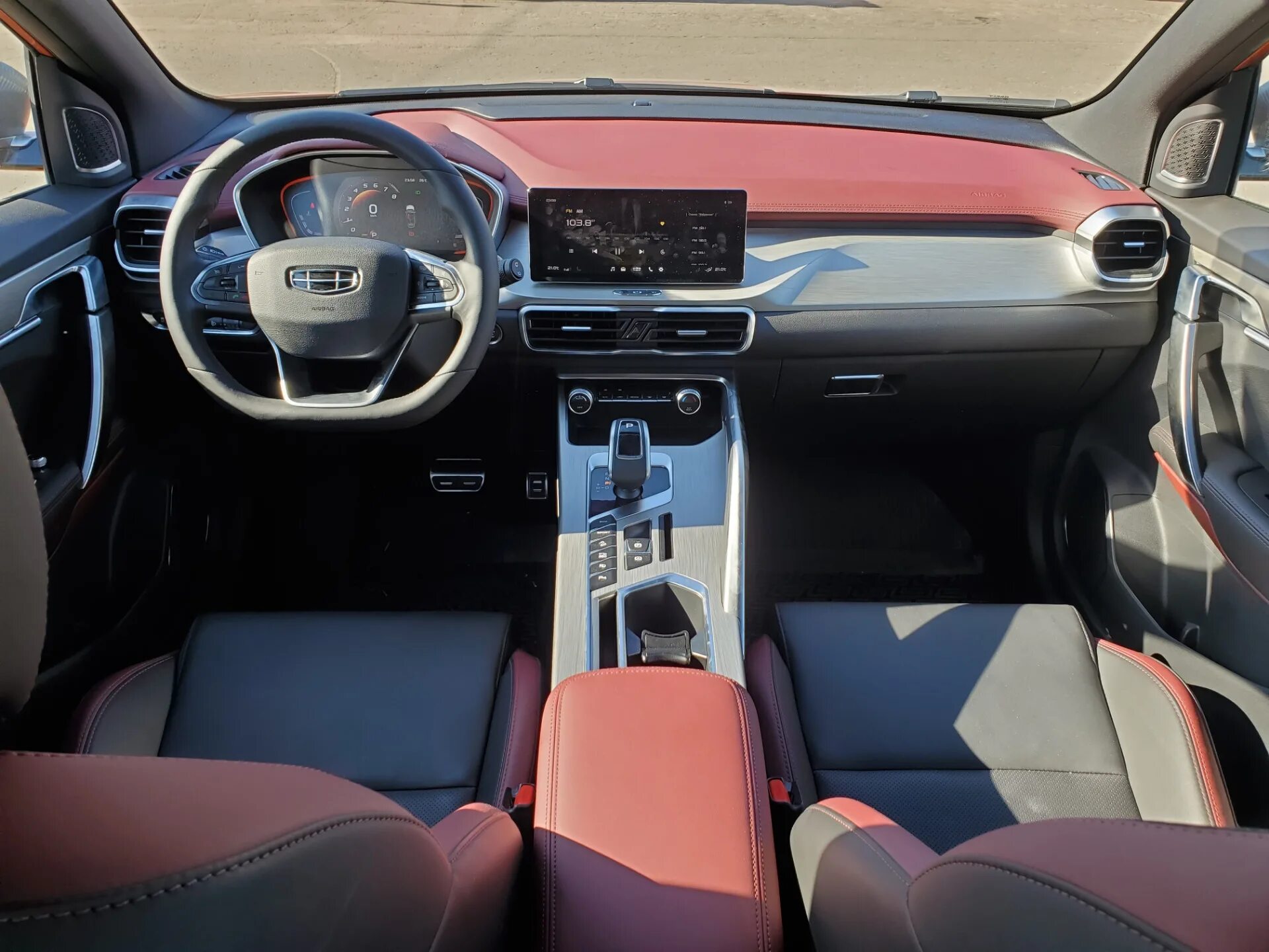 Geely coolray фото салона Длительный тест-драйв Geely Coolray. Чем запомнился конкурент Karoq и Seltos? - 