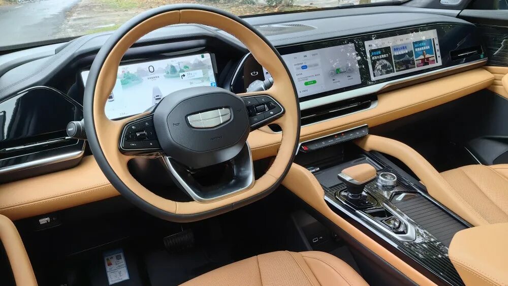 Geely monjaro фото салона Кроссовер длиной почти 4,8 м, проезжающий 1300 км на баке бензина. В Китае старт