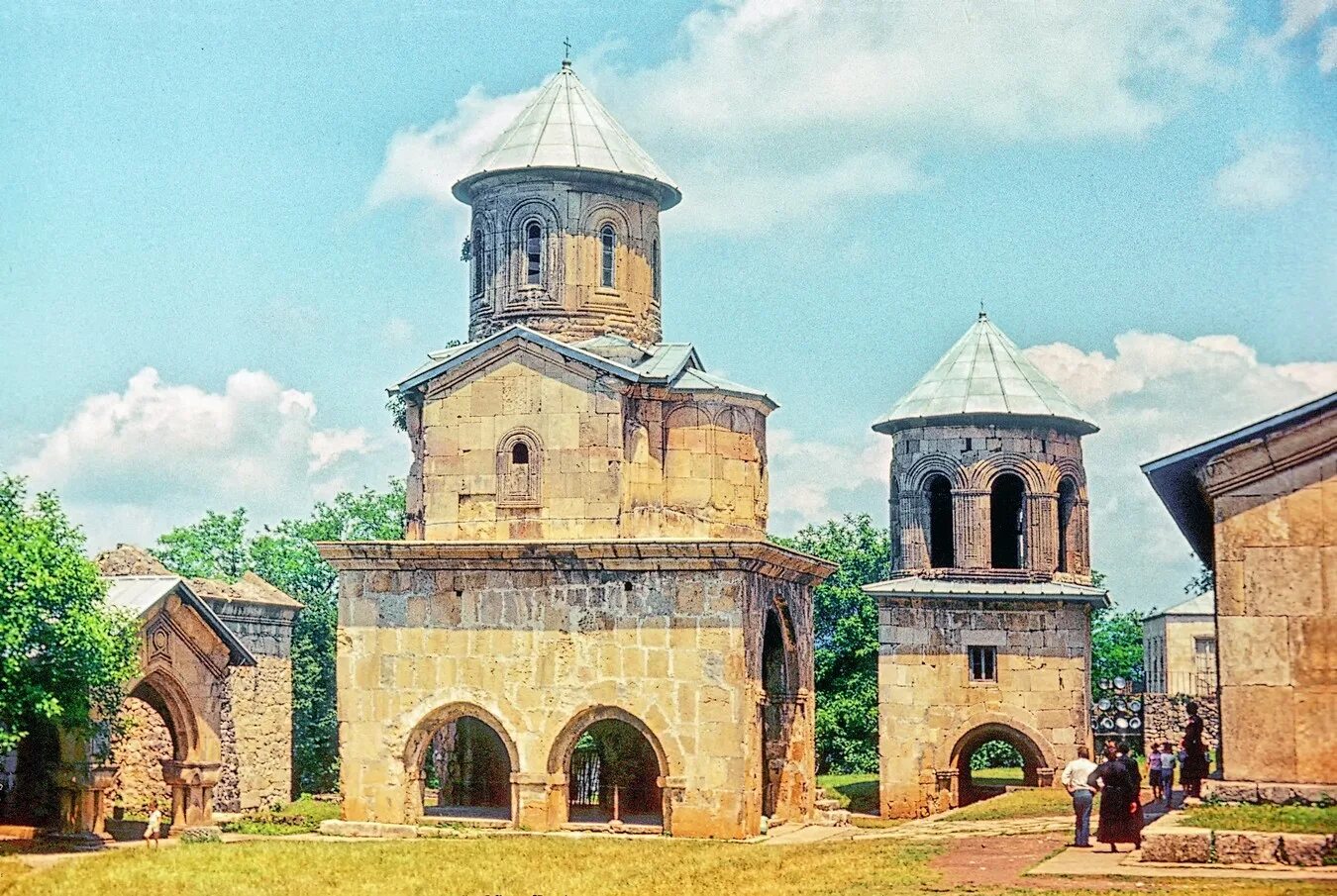 Gelati красная ул 102 фото Никольская церковь с колокольней. / Монастырь Гелати Кахетия Грузия XII в Обрабо