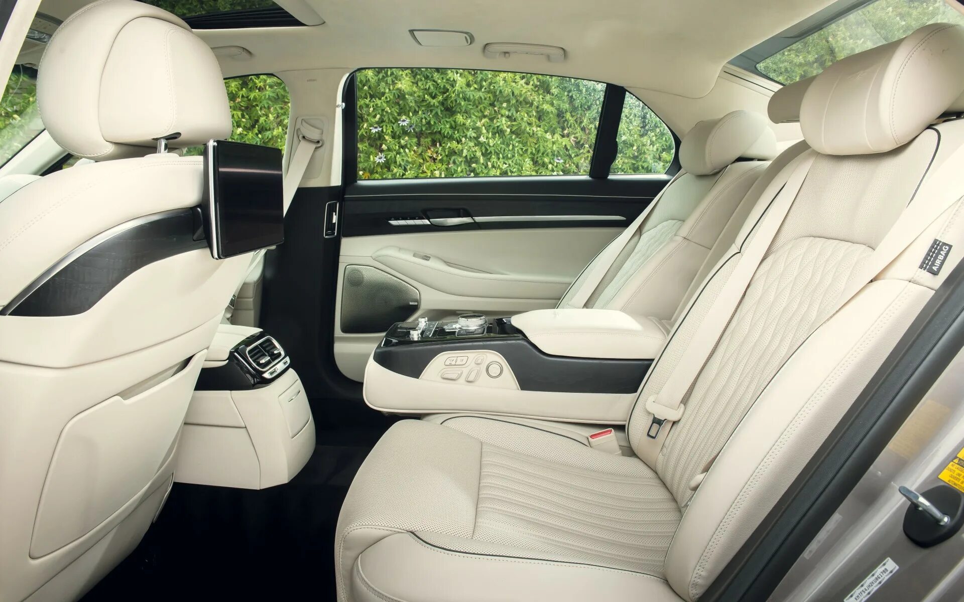 Genesis фото салона How Does The 2023 Genesis G90 Compare With Its Predecessors? Carscoops