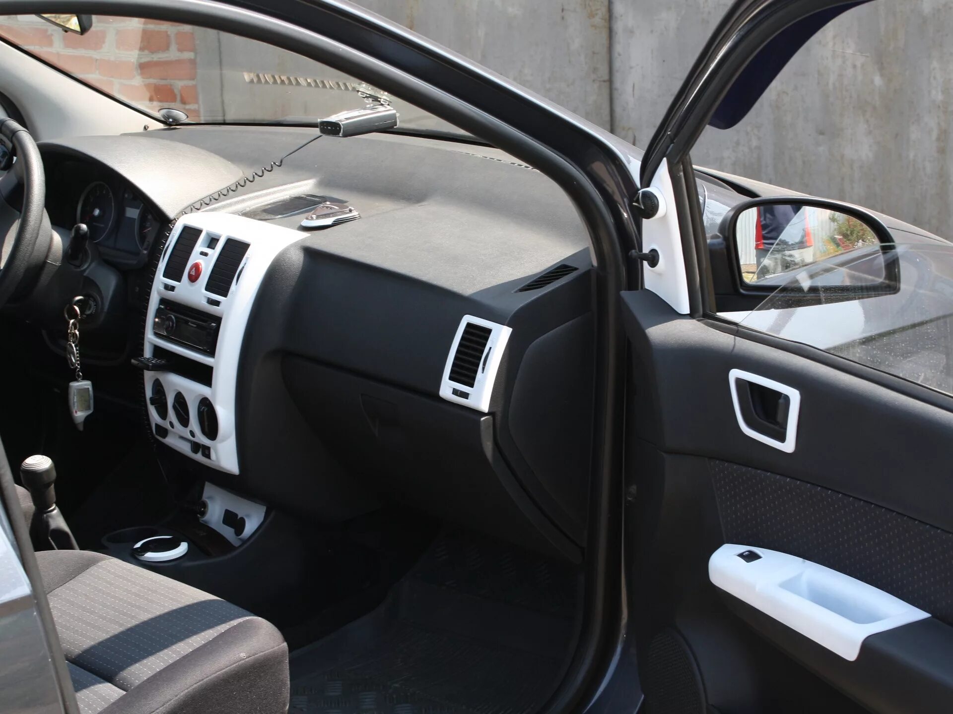 Getz тюнинг салона Покраска деталей интерьера салона - Hyundai Getz, 1,4 л, 2008 года тюнинг DRIVE2