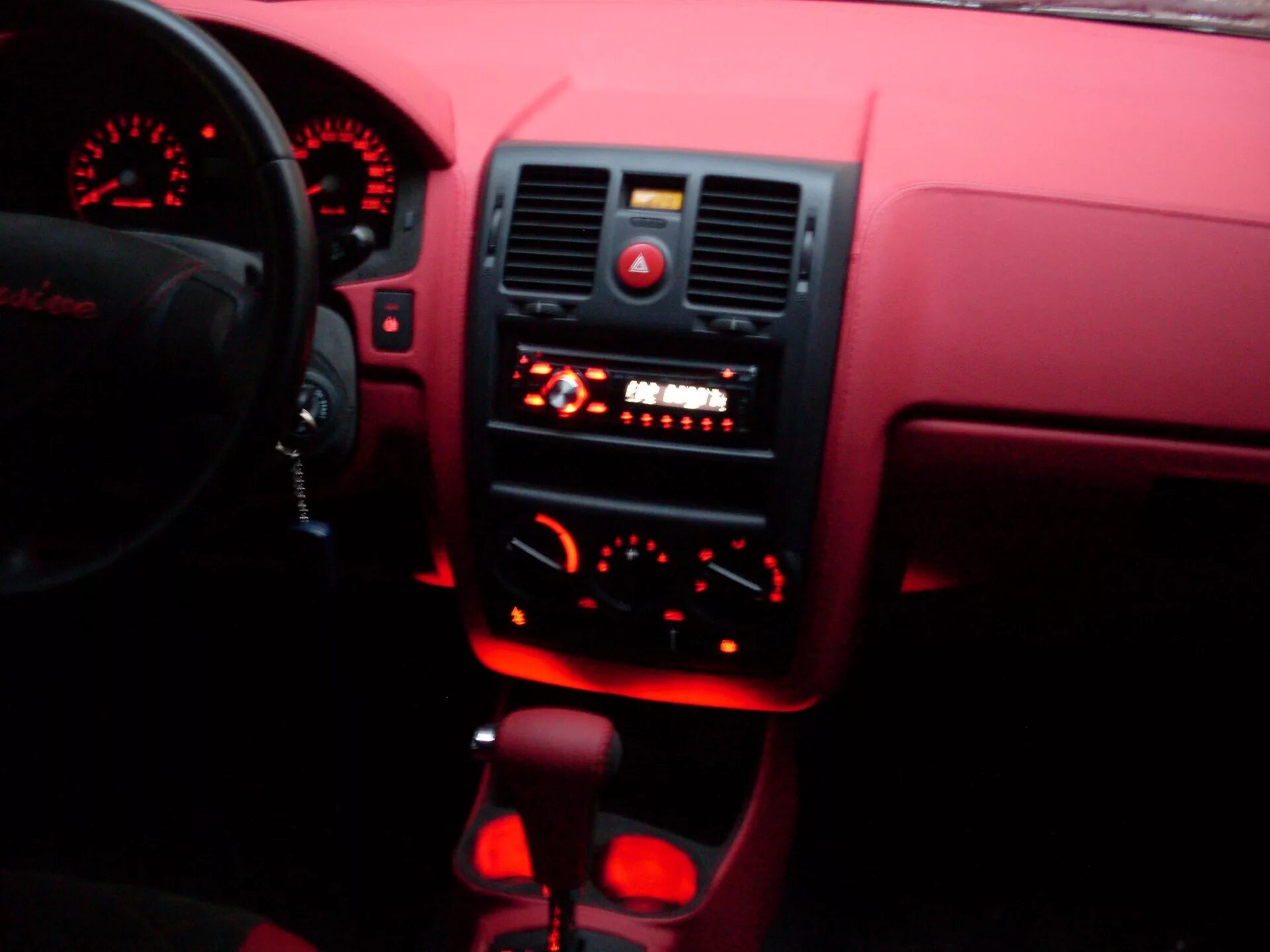 Getz тюнинг салона красный цвет - Hyundai Getz, 1,4 л, 2007 года тюнинг DRIVE2