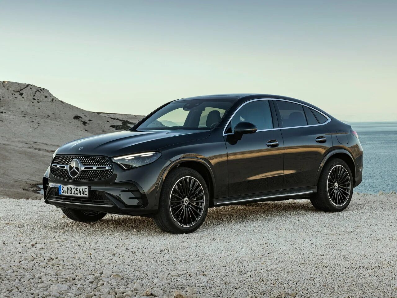 Glc купе фото Сравнение BMW X3 и Mercedes-Benz GLC Coupe по характеристикам, стоимости покупки