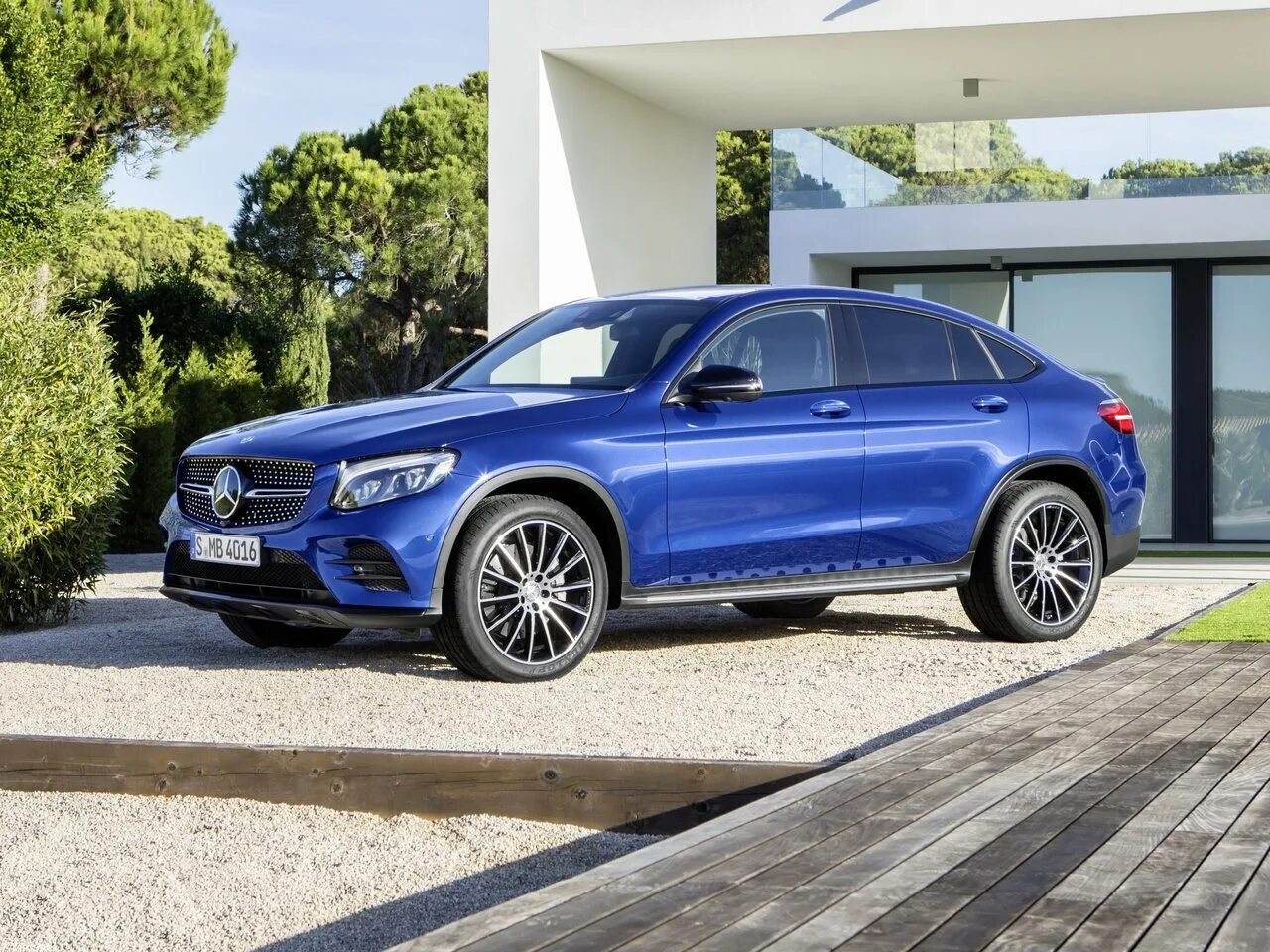 Glc купе фото Сравнение BMW 3 серии 315 и Mercedes-Benz GLC Coupe 250 по характеристикам, стои