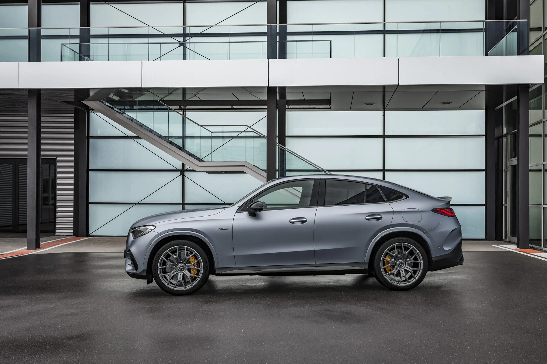Glc купе фото Mercedes-AMG GLC Coupe лишился моторов V6 и V8, но стал мощнее - Рамблер/авто