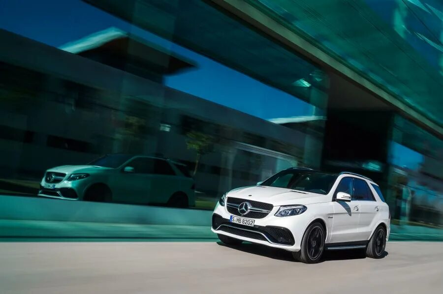 Gle фото мерседеса Mercedes-AMG GLE63 S 4Matic 2015 года выпуска. Фото 22. VERcity