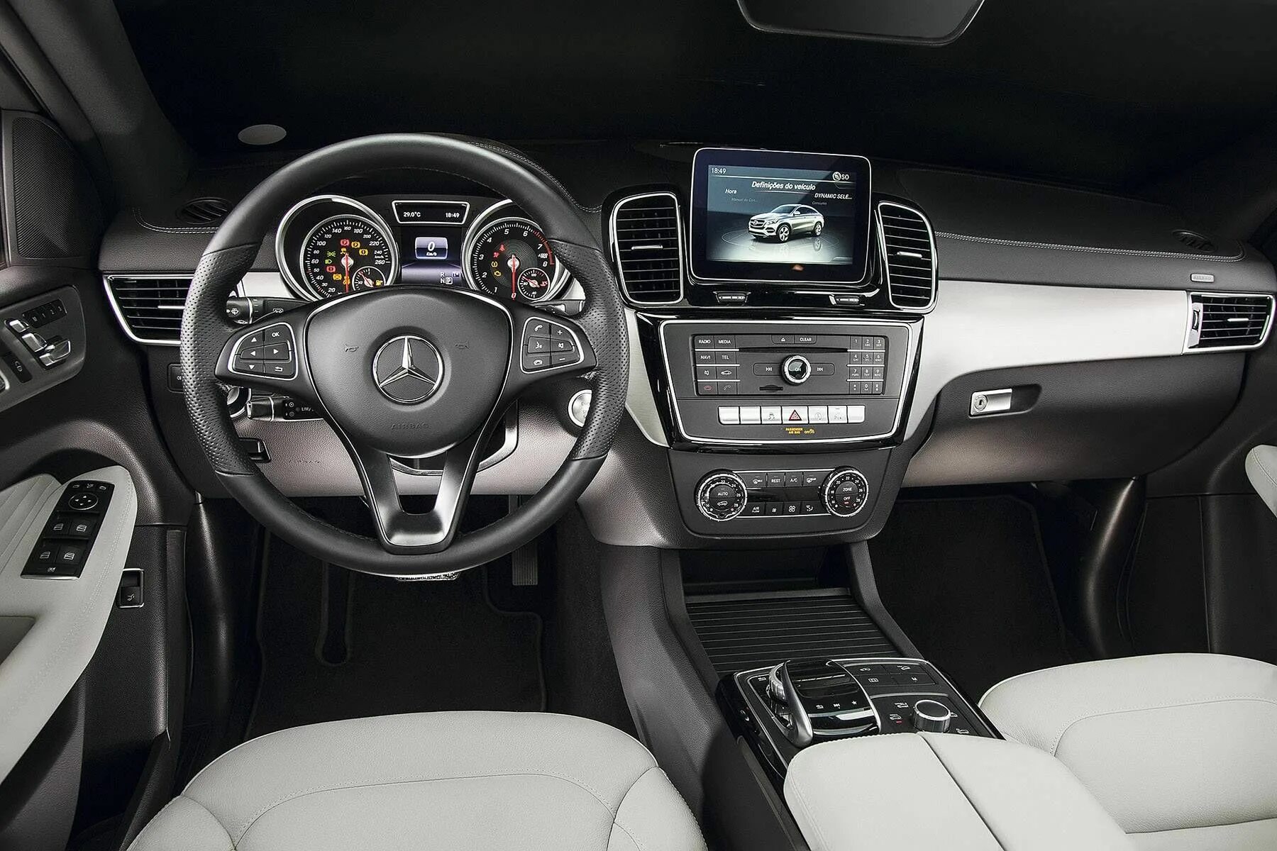 Gle фото салона Comparativo: Mercedes-Benz GLE 400 x Range Rover Velar R-Dynamic Mercedes benz g