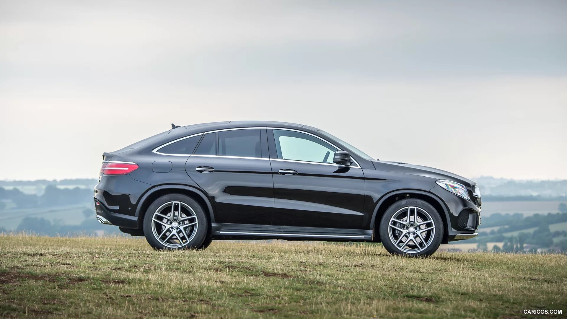 Gle купе фото 2016 Mercedes-Benz GLE-Class Coupe GLE350d (UK-Spec) - Side Caricos
