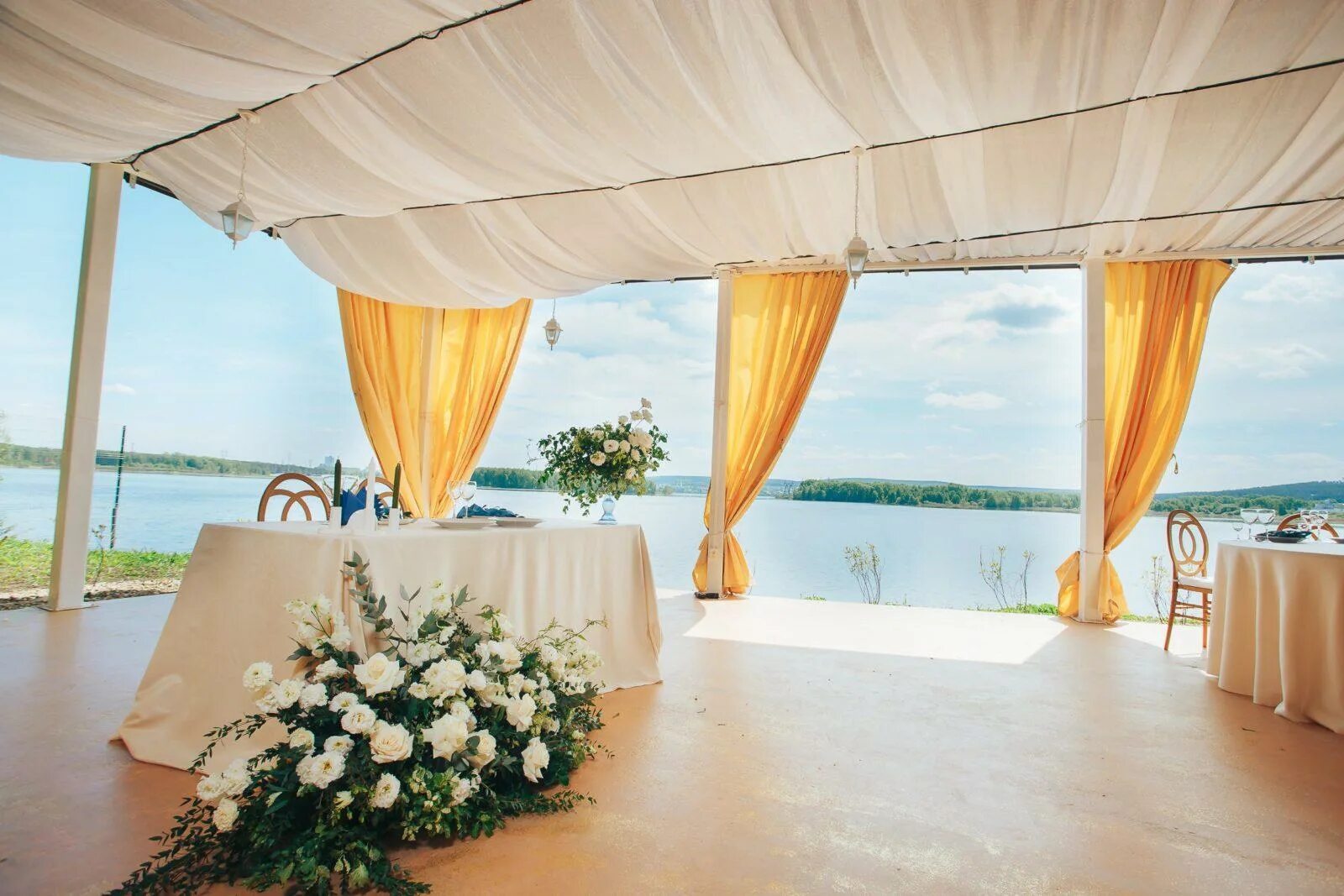 Glissando рощинская ул 69б екатеринбург фото Шатер для свадеб и корпоративных мероприятий в Екатеринбурге