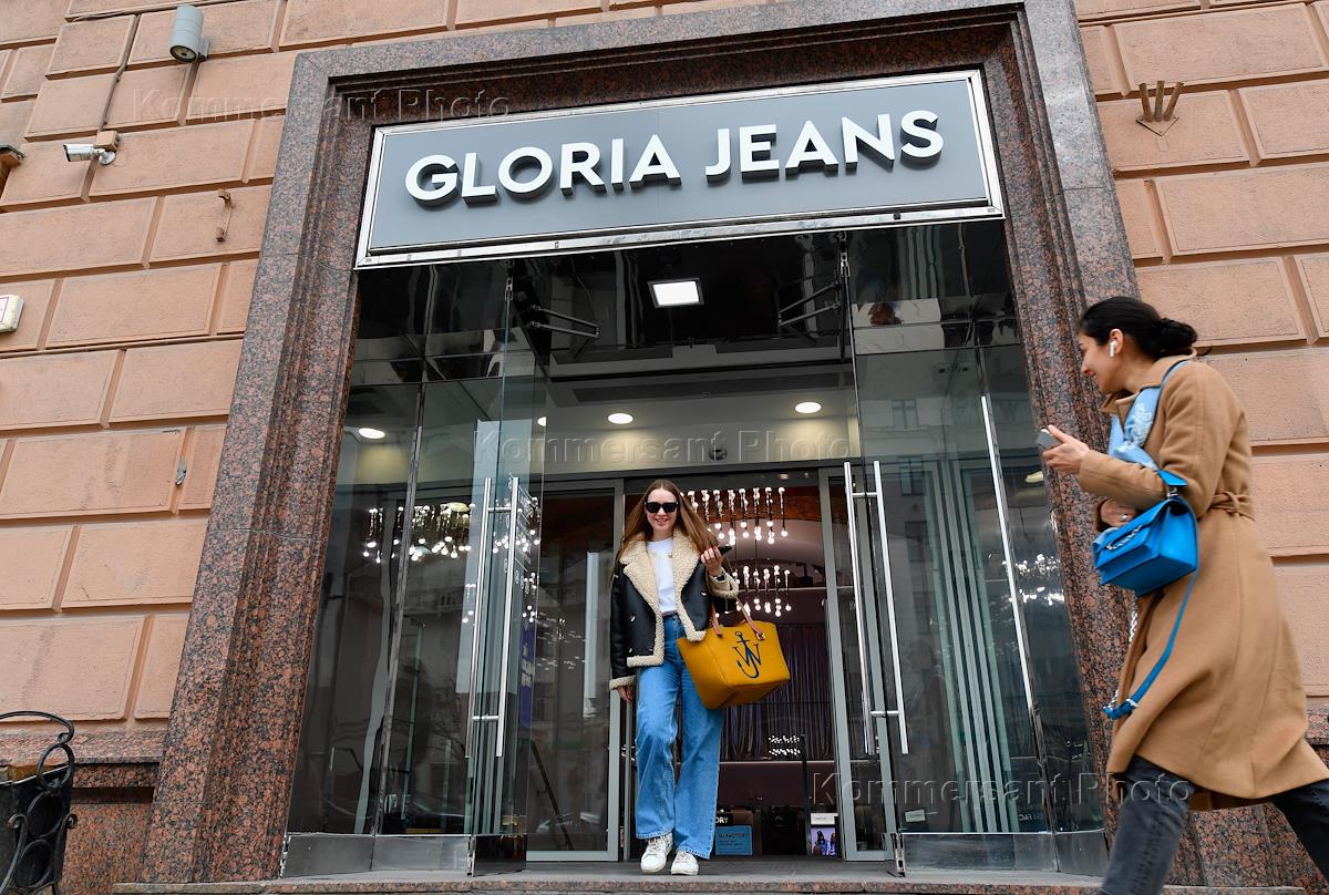 Gloria jeans октябрьская ул 16а фото Работа магазина Gloria Jeans ('Глория Джинс') на Тверской - Коммерсантъ Фото