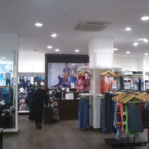 Gloria jeans ул горького 4 анапа фото Foto di Gloria Jeans - Toko Pakaian