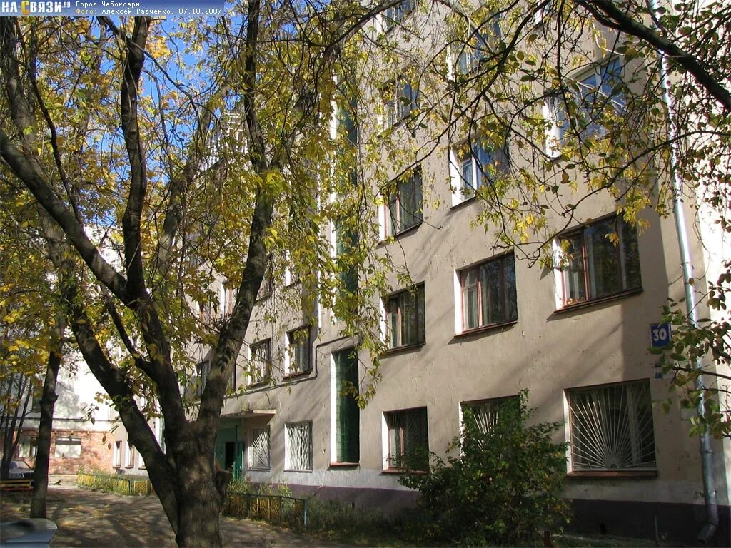 Gold ул николаева 30 фото Вид через деревья на ул. Николаева 30 - 2007 год