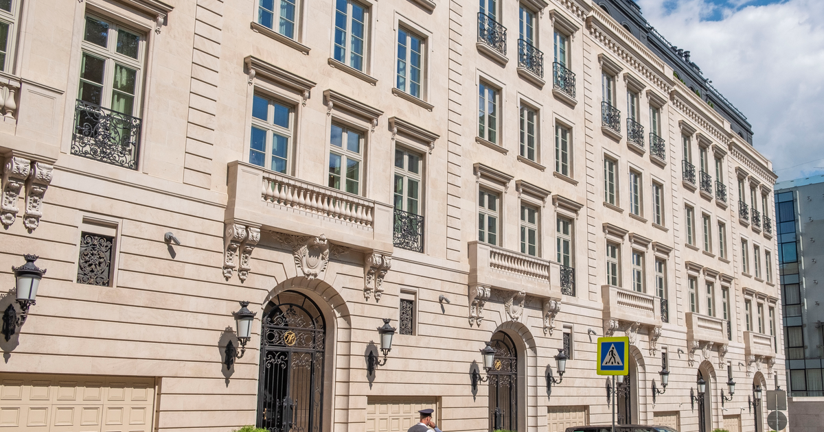 Golden mile хилков пер 1 фото A luxury building on Moscow's 'Golden Mile' is home to Russian businessmen, cele