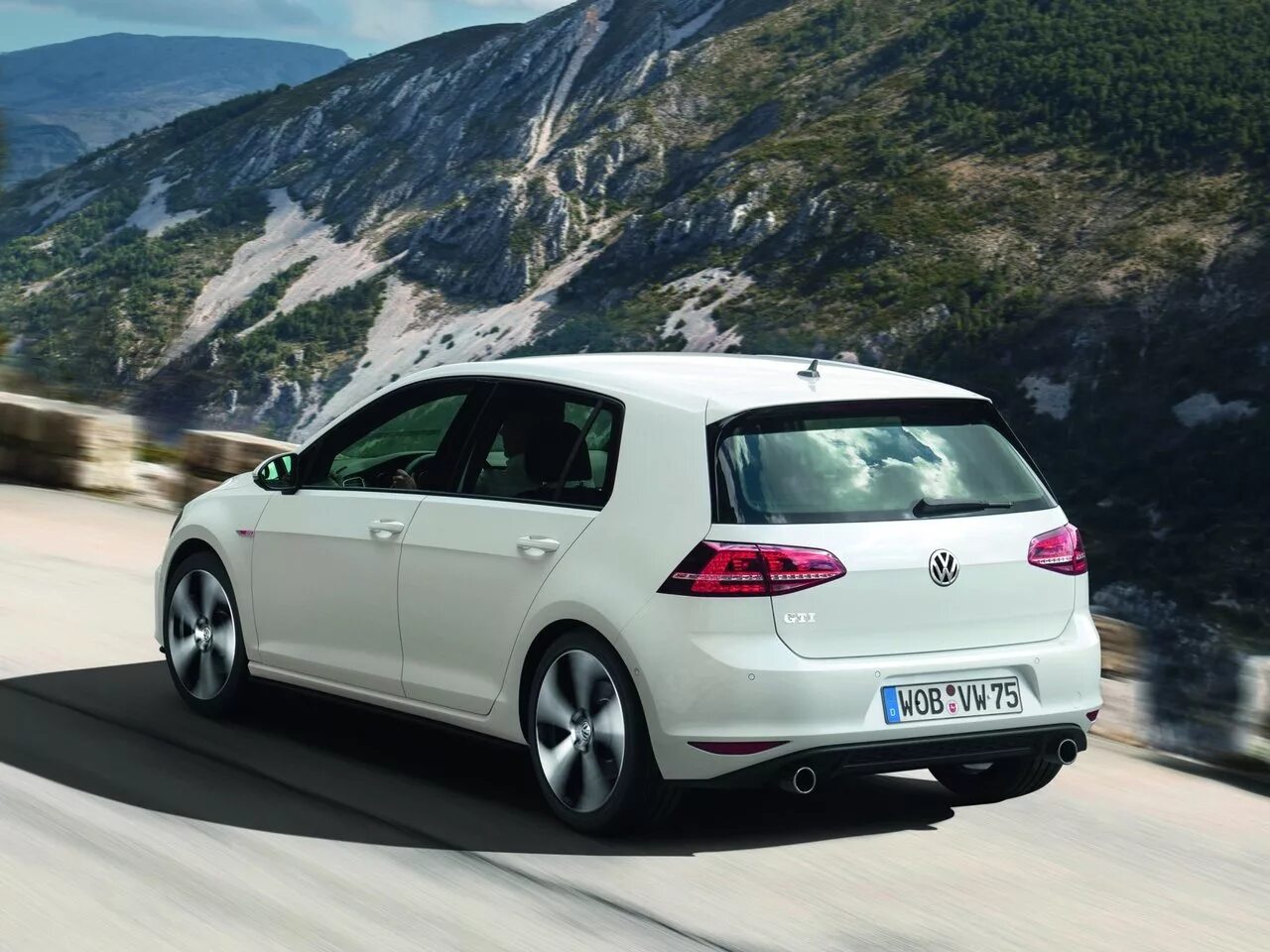 Golf 7 фото Volkswagen Golf GTI 7 поколение, хэтчбек 5-дверный - технические характеристики,