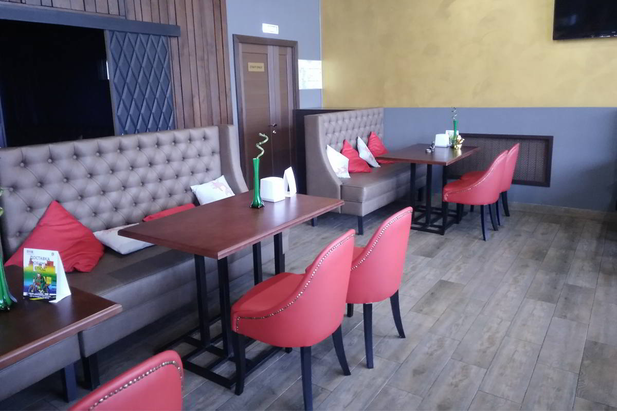 Gong ул академика королева 33 фото Диваны в ресторане Гонг от фабрики Правильная Мебель