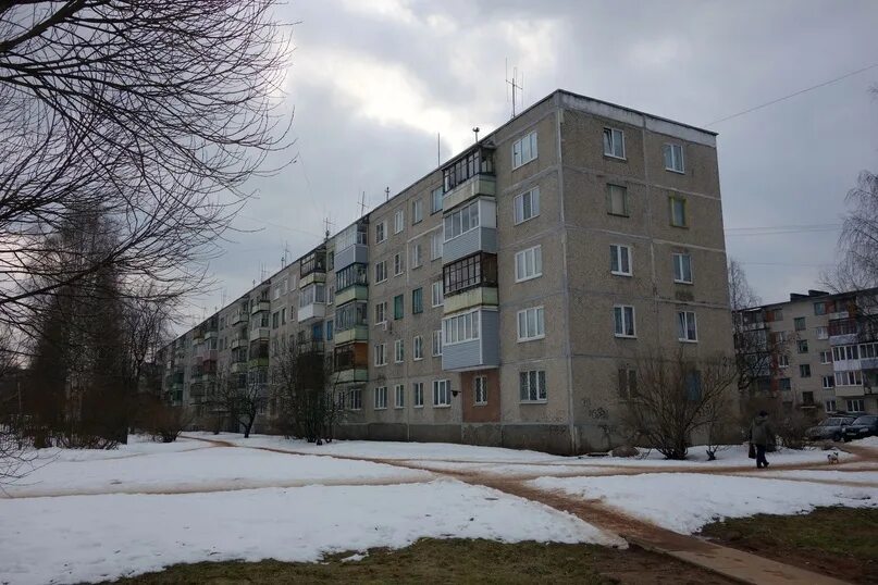 Gosti тихвин 4 й микрорайон 7 фото В Тихвине задержали мошенника. Курьера "вели" от подъезда до банкомата и останов