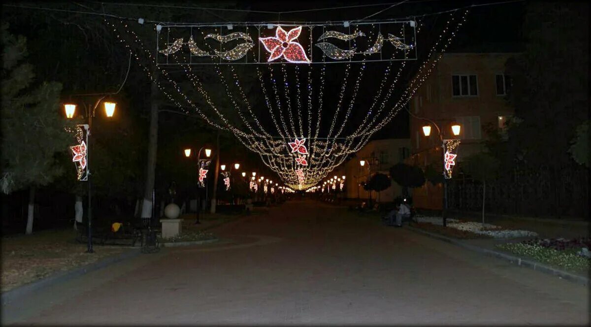 Gotham первомайская ул 54 черкесск фото Пешеходную улицу в центре республиканской столицы Карачаево-Черкесии украсят пра