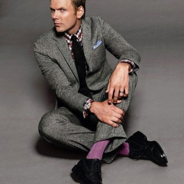 Gq стиль мужской Joel McHale... Love the socks and gray suit Joel mchale, Preppy mens fashion, Gq