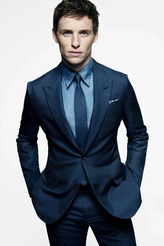 Gq стиль мужской Eddie Redmayne trägt dunkelblauer Anzug, blaues Businesshemd, dunkelblaue Krawat