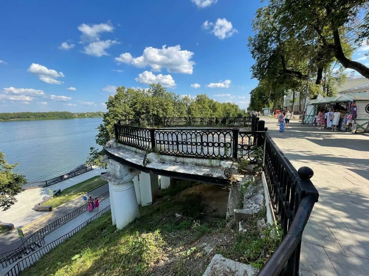 Grafika волжская наб 67 фото В Ярославле на Волжской набережной разрушаются смотровая площадка и губернаторск