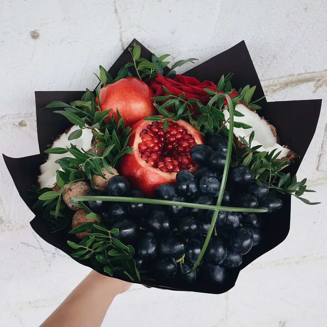 Granat buket ул чехова 223 фото Букет из фруктов "Млечный путь" с гранатом, черным виноградом и кокосом - купить