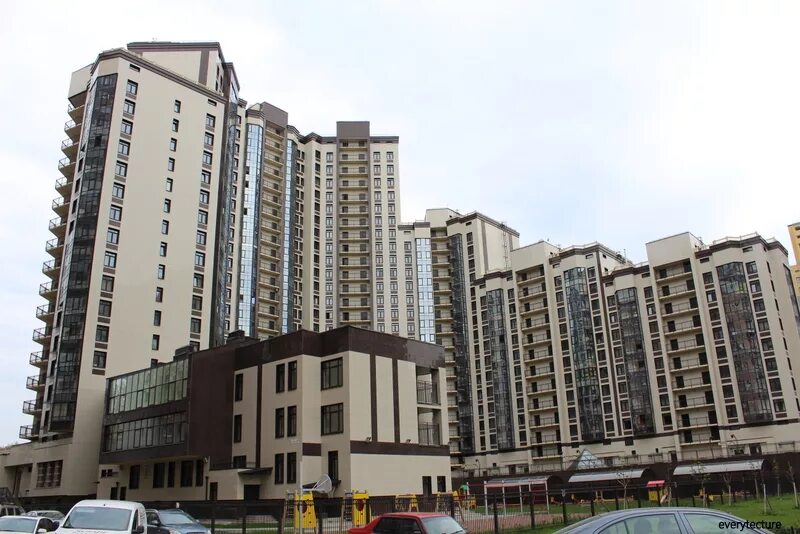 Grand фамилия ул ленина 44а фото Особенности жизни в Питере и других столицах: greentown2020 - ЖЖ