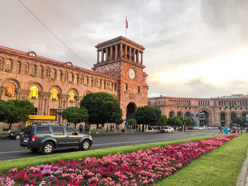 Grand ost площадь республики 1 ереван фото Обзорный тур по Еревану с дегустацией легендарного коньяка "Арарат" - цена $115,