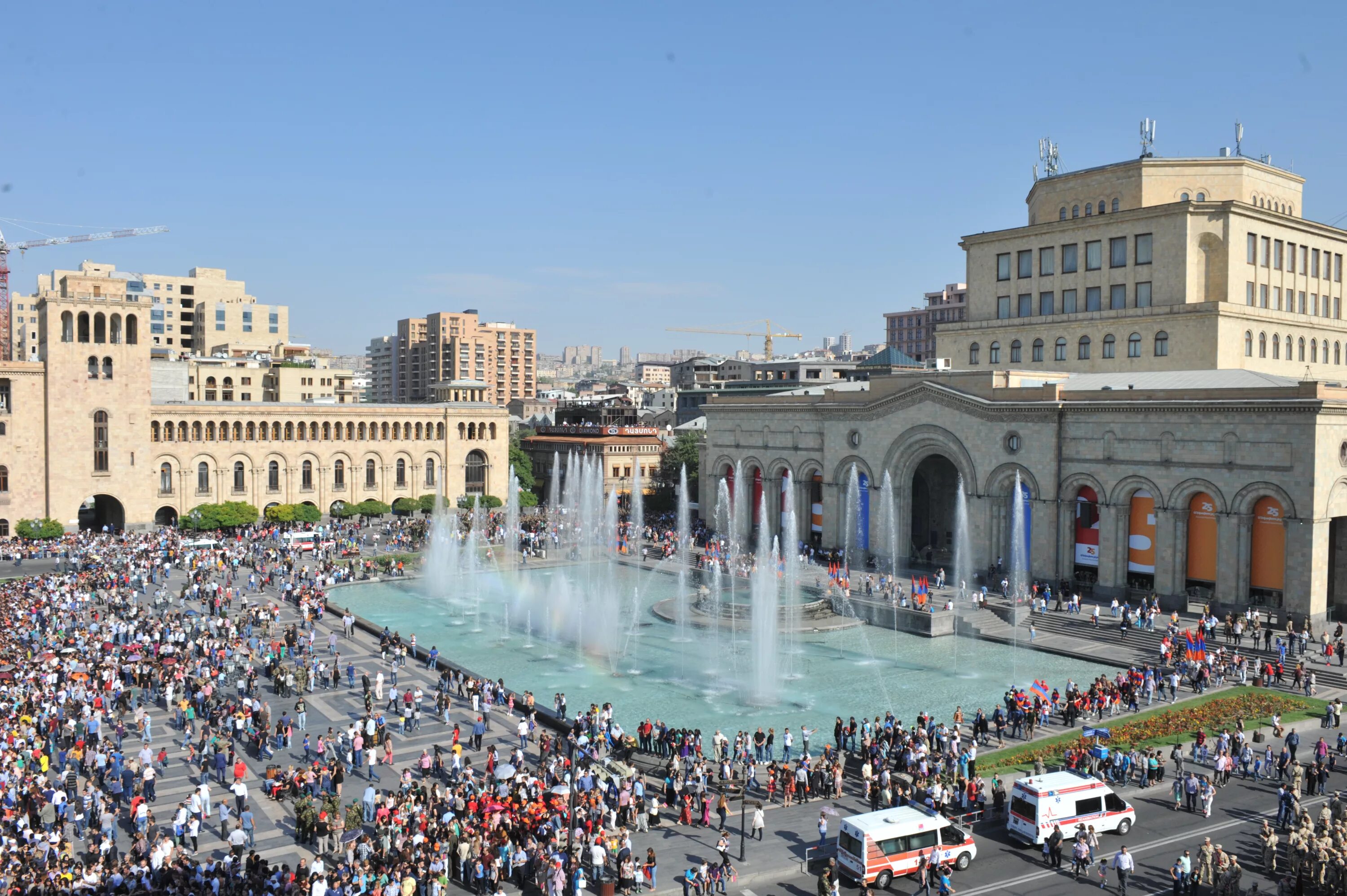 Grand ost площадь республики 1 ереван фото President was present at the Military Parade dedicated to the 25th anniversary o