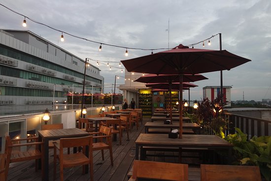 Grill центральная площадь 6 фото Oudtoor Area 5 th Floor - Picture of Equatore Rooftop Cafe, Palembang - Tripadvi