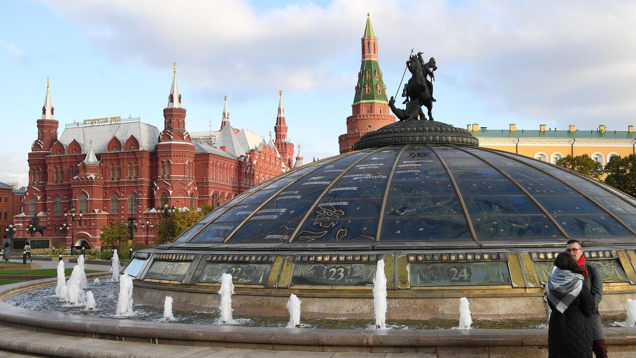 Guess москва манежная площадь фото На Манежной площади в Москве начали промывку фонтанного комплекса - РИА Новости,