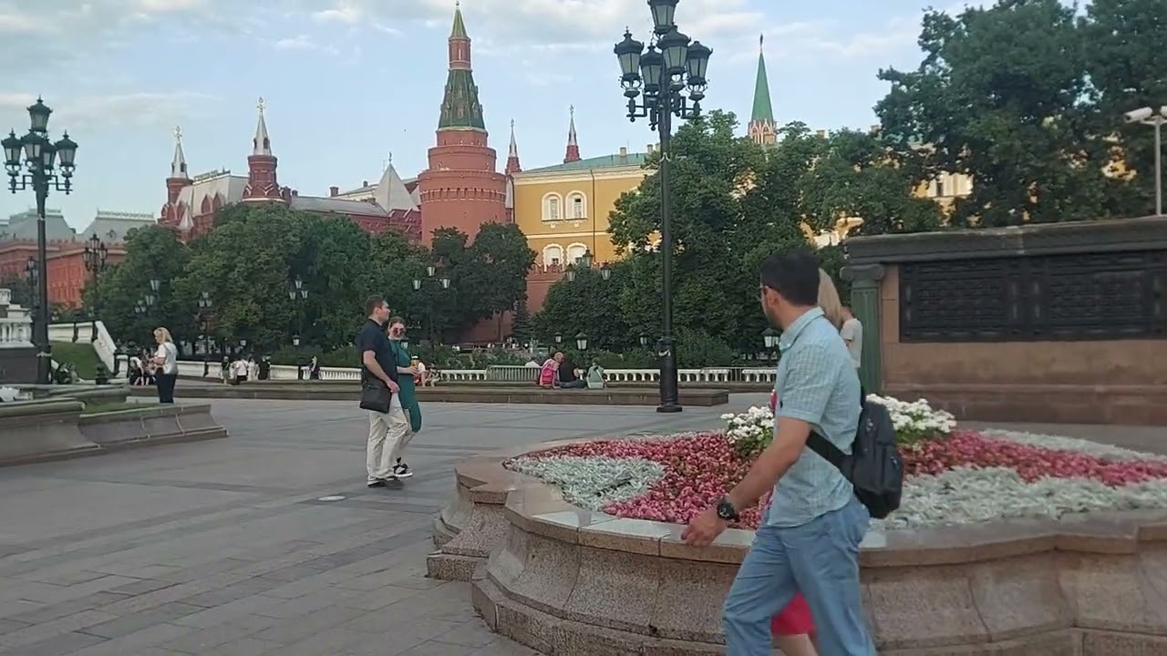 Guess москва манежная площадь фото Фонтаны на Манежной площади (05.08.22) - YouTube