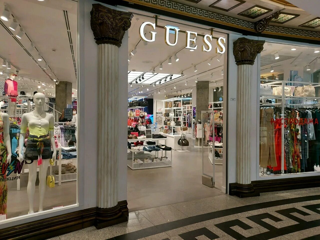 Guess москва манежная площадь фото Photo: Guess, clothing store, Russia, Moscow, Manezhnaya Square, 1с2 - Yandex.Ma