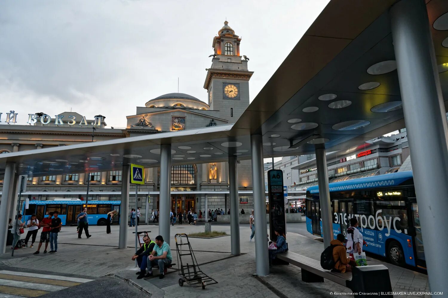 Guess площадь киевского вокзала 2 фото Площадь Киевского вокзала. Сухие ноги и обосравшийся Мосгортранс.: vladimirkrym 