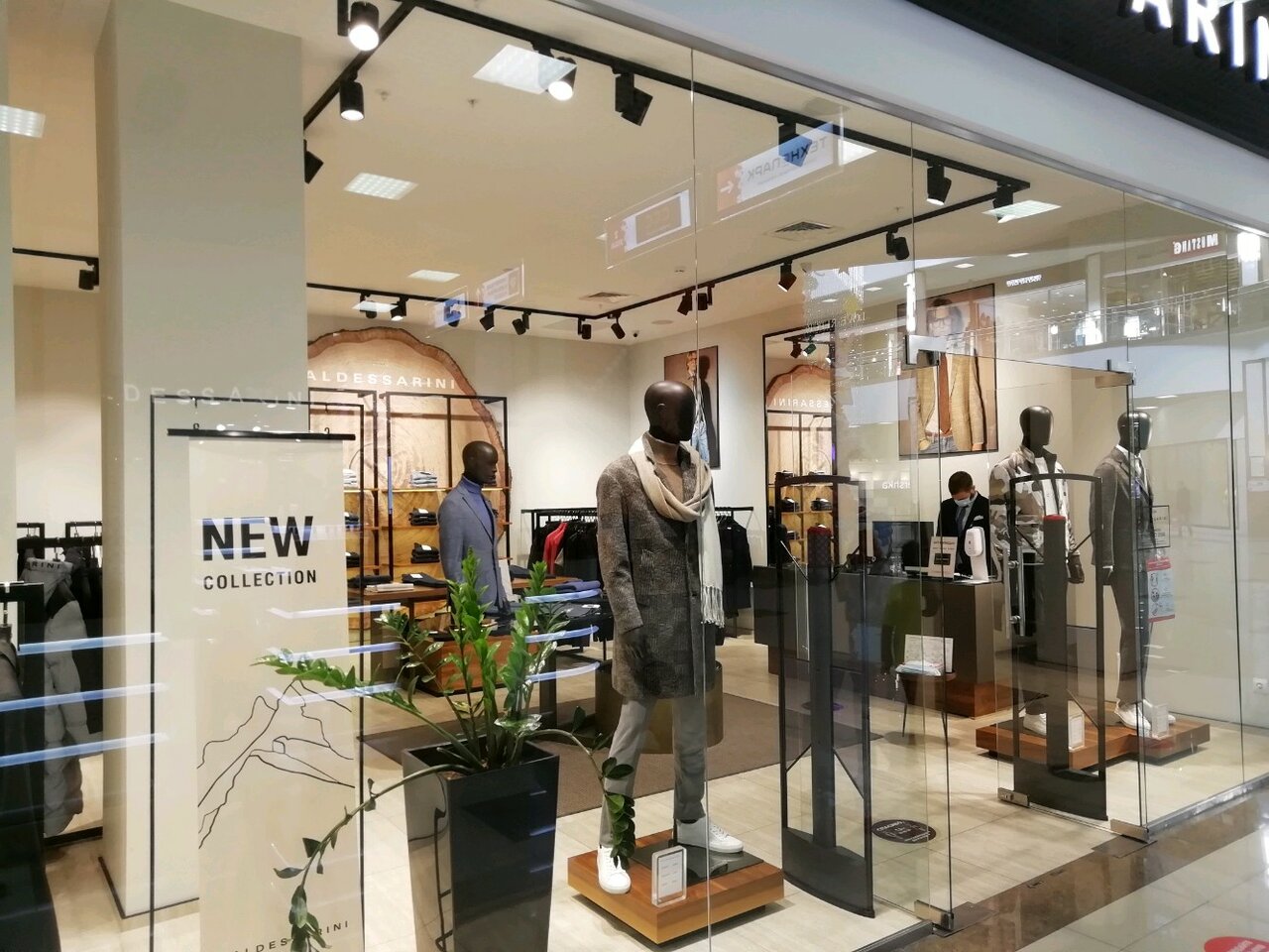 Guess ул имени дзержинского 100 фото Фото: Baldessarini, киім дүкені, Краснодар, улица имени Дзержинского, 100 - Янде