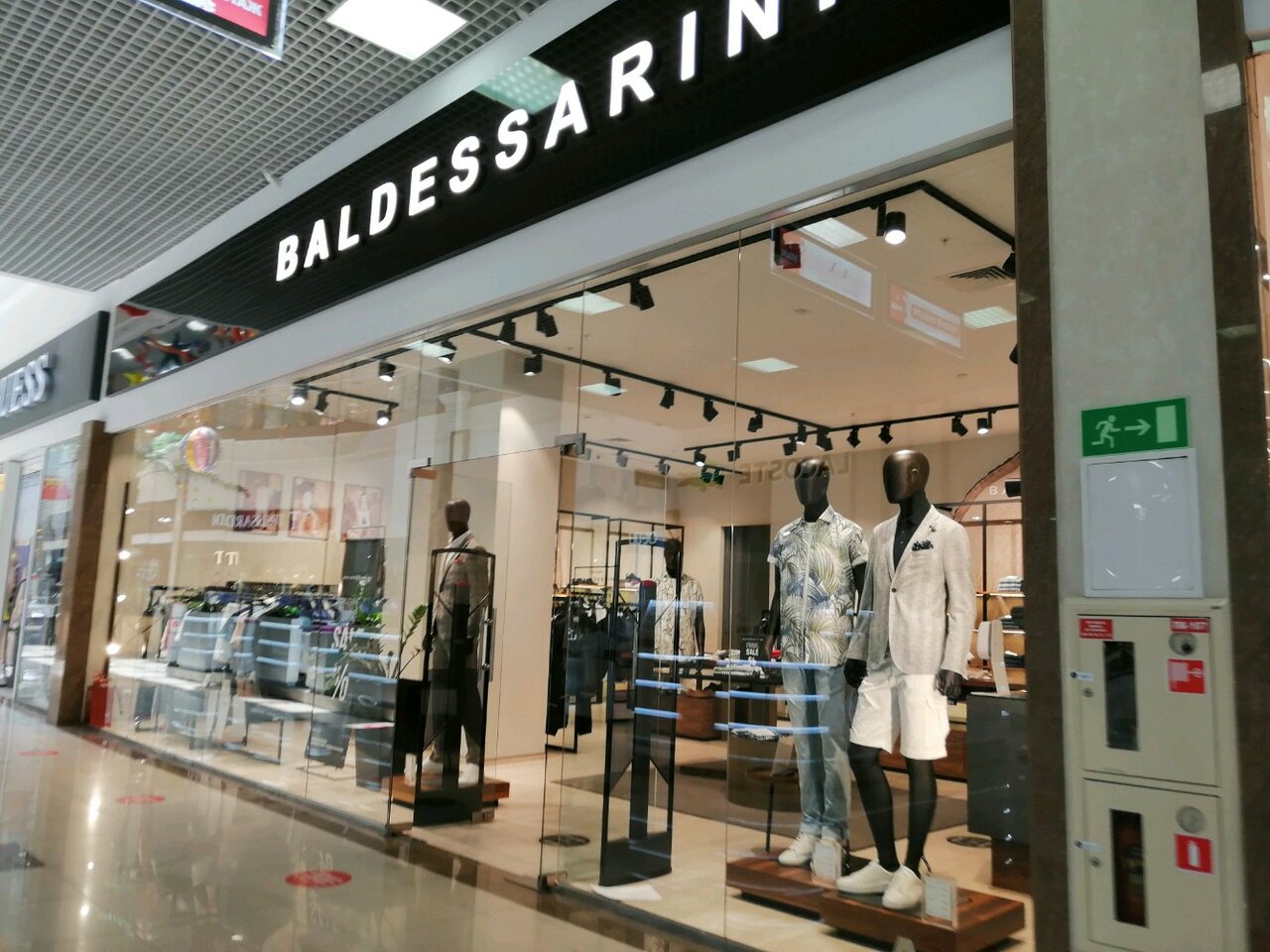 Guess ул имени дзержинского 100 фото Фото: Baldessarini, киім дүкені, Краснодар, улица имени Дзержинского, 100 - Янде