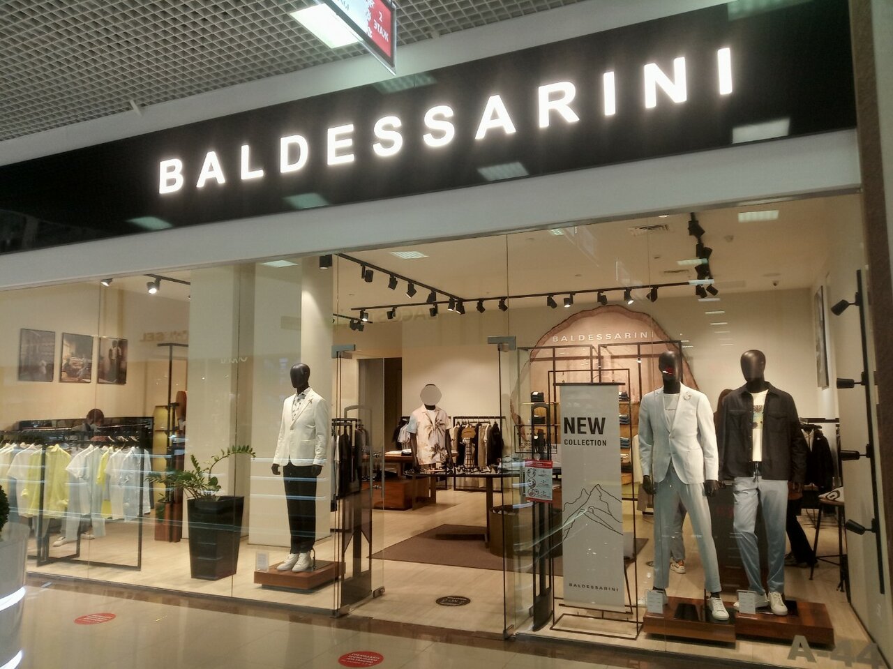 Guess ул имени дзержинского 100 фото Фото: Baldessarini, киім дүкені, Краснодар, улица имени Дзержинского, 100 - Янде