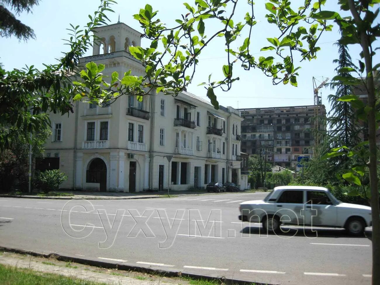Happy end сухум проспект леона фото Многоквартирный дом старинной постройки в начале проспекта - Проспект Леона - Су