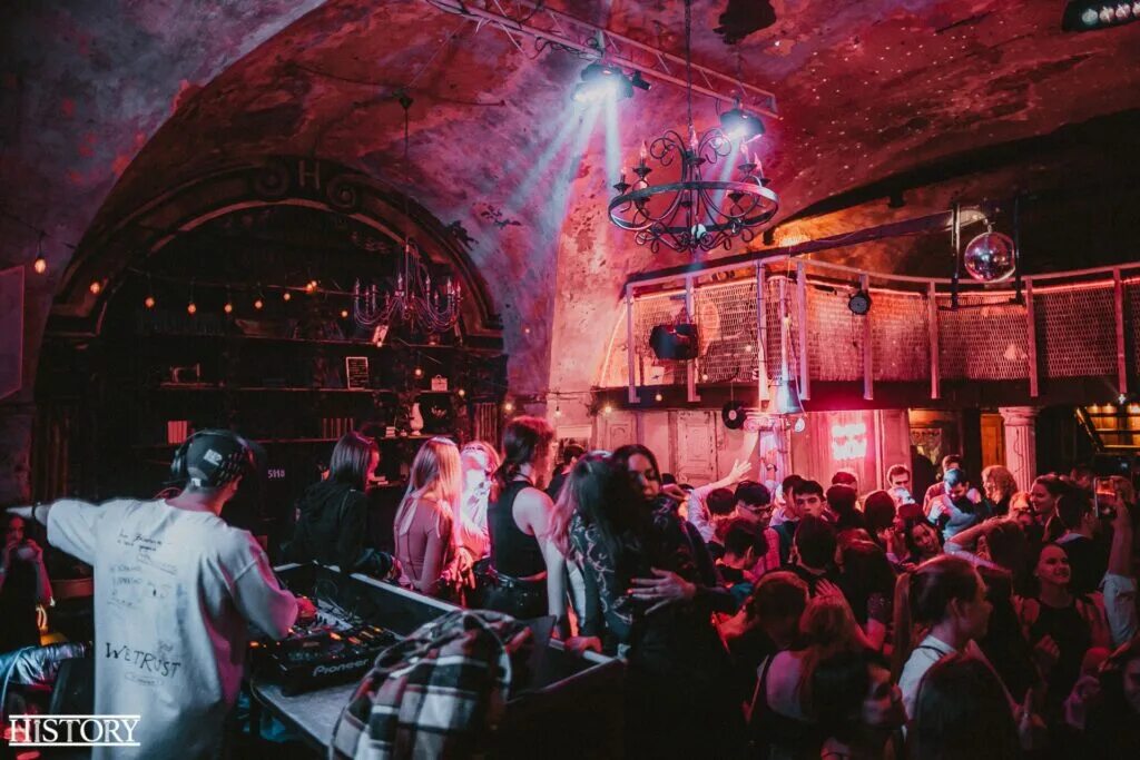 Hard rock конюшенная площадь 2в фото Ночной клуб "History Club" - отзывы, фотографии, меню Конюшенная площадь, 2В, Са