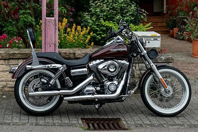 Harley davidson комсомольская ул 88 фото File:Harley-Davidson Dyna Super Glide Custom, Diddeleng-101.jpg - Wikimedia Comm