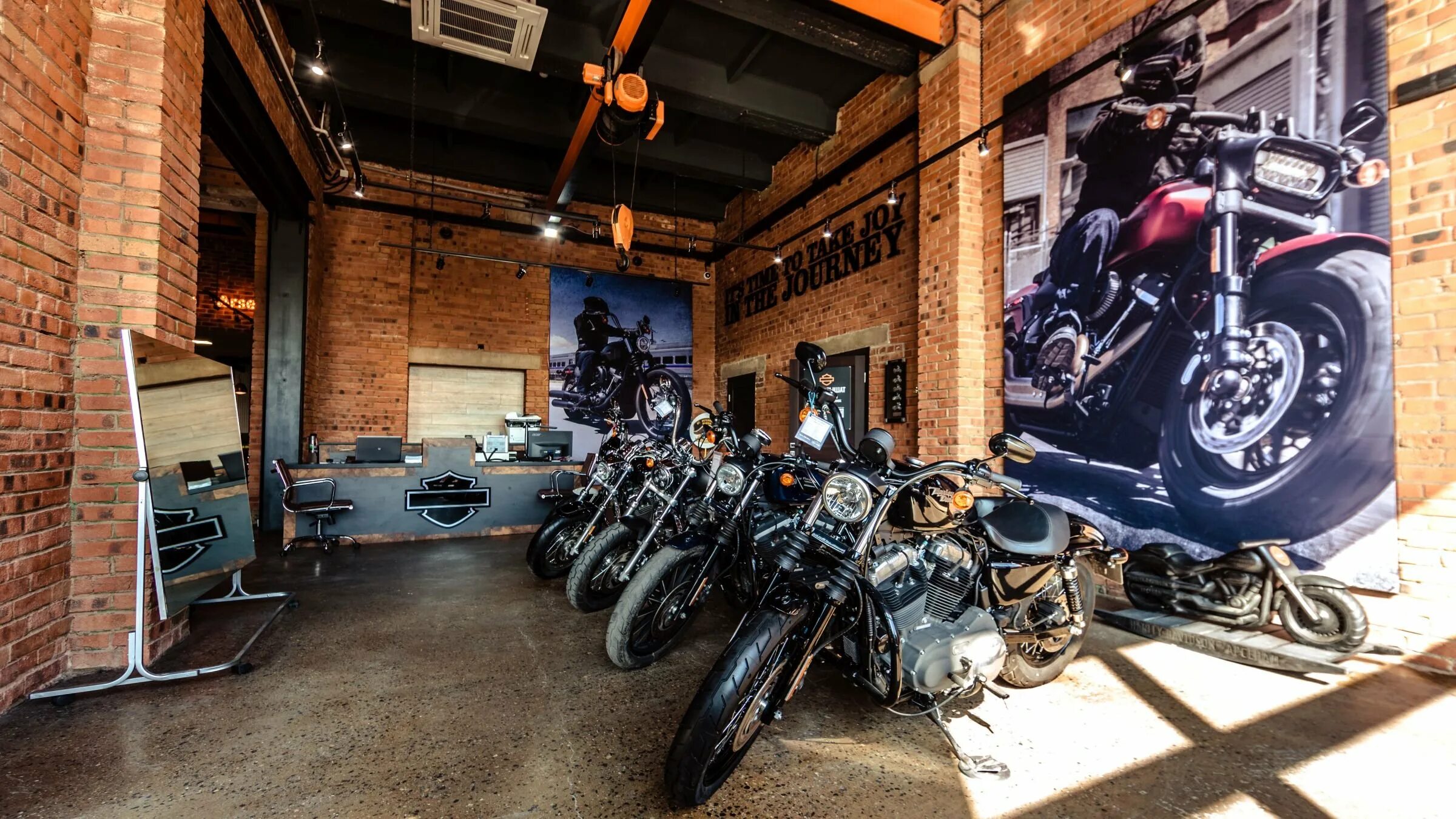 Harley davidson комсомольская ул 88 фото Двойное новоселье Harley-Davidson в Санкт-Петербурге Автомобильный портал 5 Коле