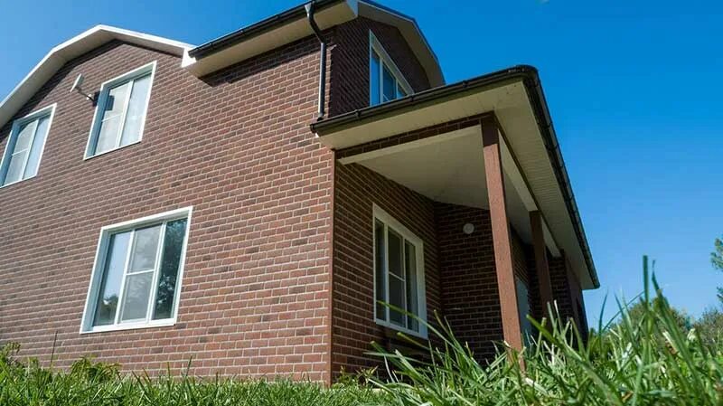 Hauberk песчаный кирпич фото домов Фасадная плитка ТЕХНОНИКОЛЬ HAUBERK коллекция Кирпич Красный цена, купить в Моск