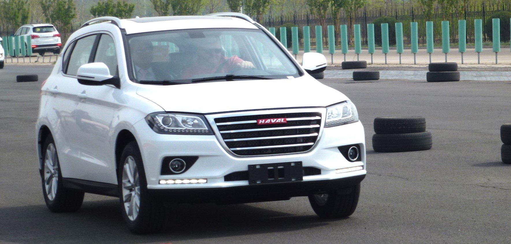 Haval белый фото Лобовое стекло на хавал джулиан