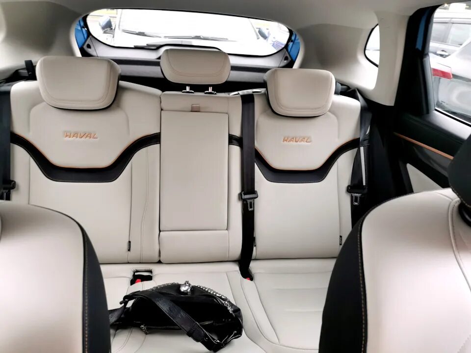 Haval jolion салон внутри фото Защита салона - эти белые сиденья. - Haval Jolion, 1,5 л, 2022 года аксессуары D